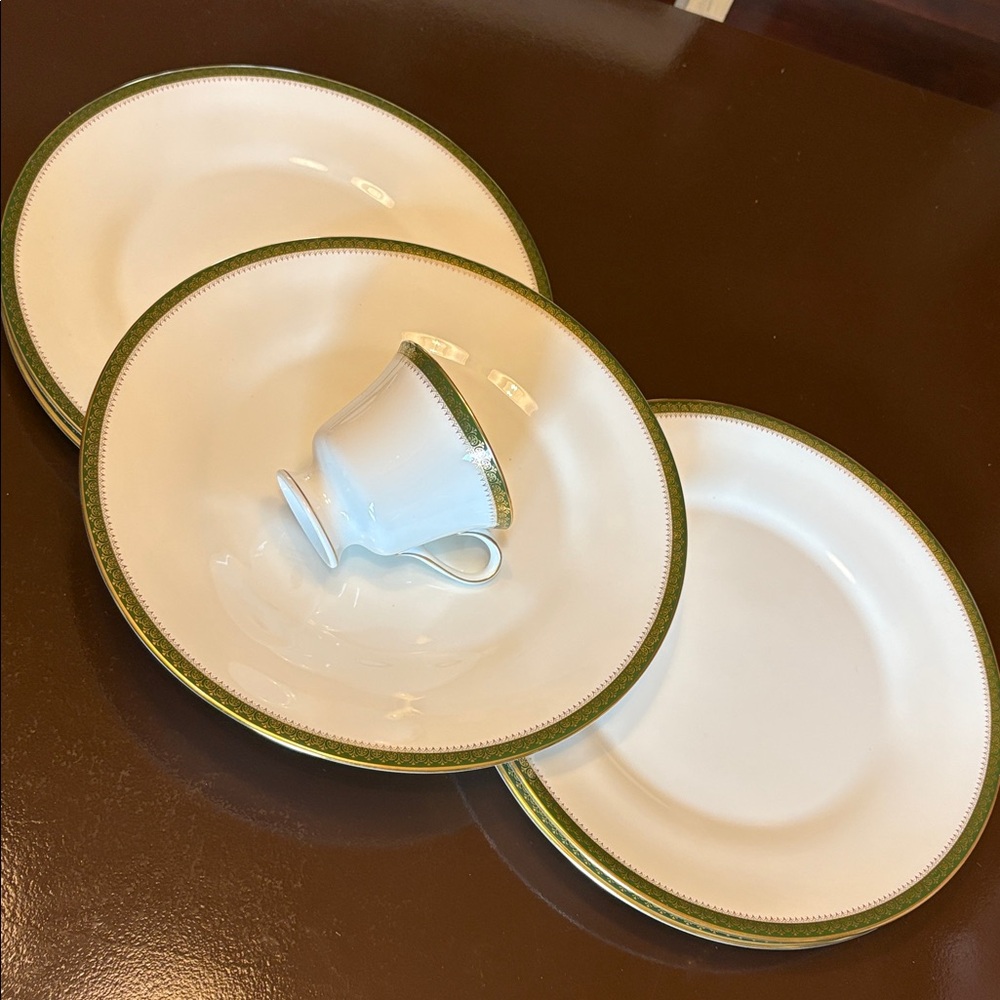 Wedgwood Chester Pattern Gold & Green Bone China Dinner Plates w Teacup England